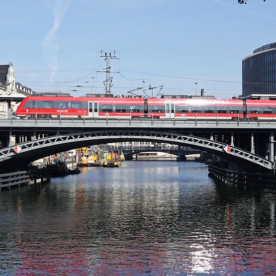 Ein DB Regio Zug der Baureihe ET 442 fährt über eine Brücke