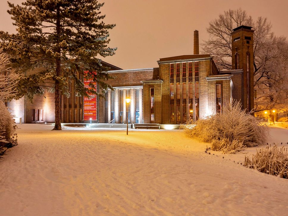 Aufnahme Außenansicht Kunstmuseum "Dieselkraftwerk" im Winter.