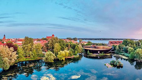 Luftaufnahme vom Müritzeum mit idyllischer Lage am See.
