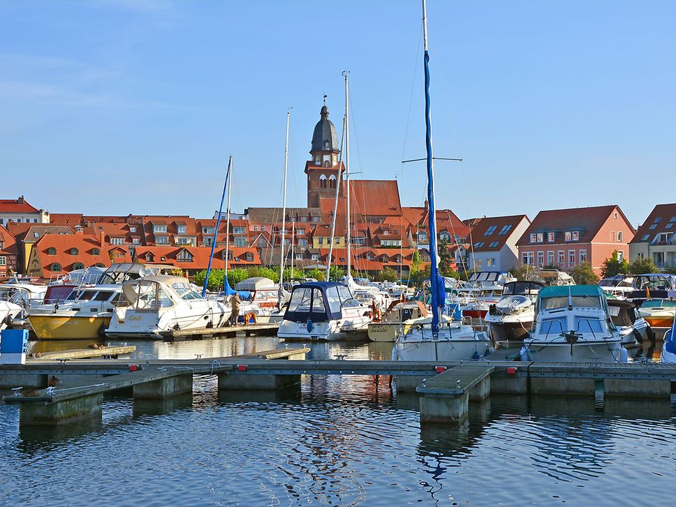 Blick auf den Stadthafen in Waren an der Müritz, ein schöner Tag mit blauem Himmel.