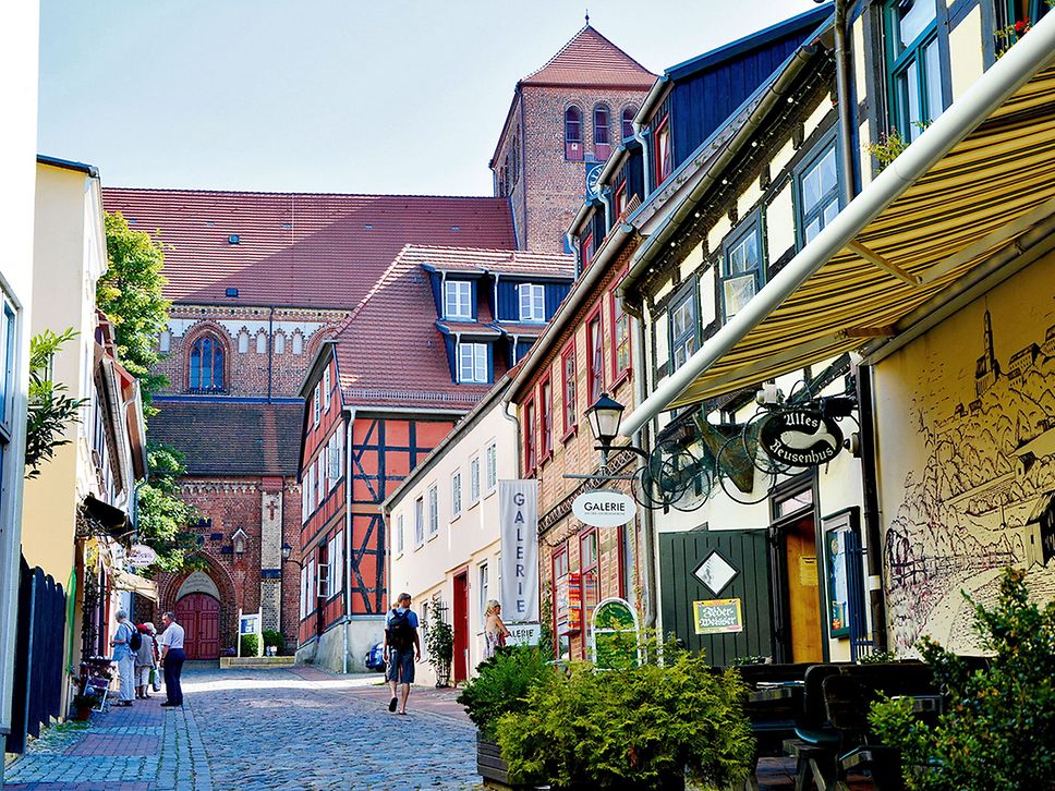 Blick in die Altstadt von Waren an der Müritz mit hübsch sanierten Fachwerkhäusern.