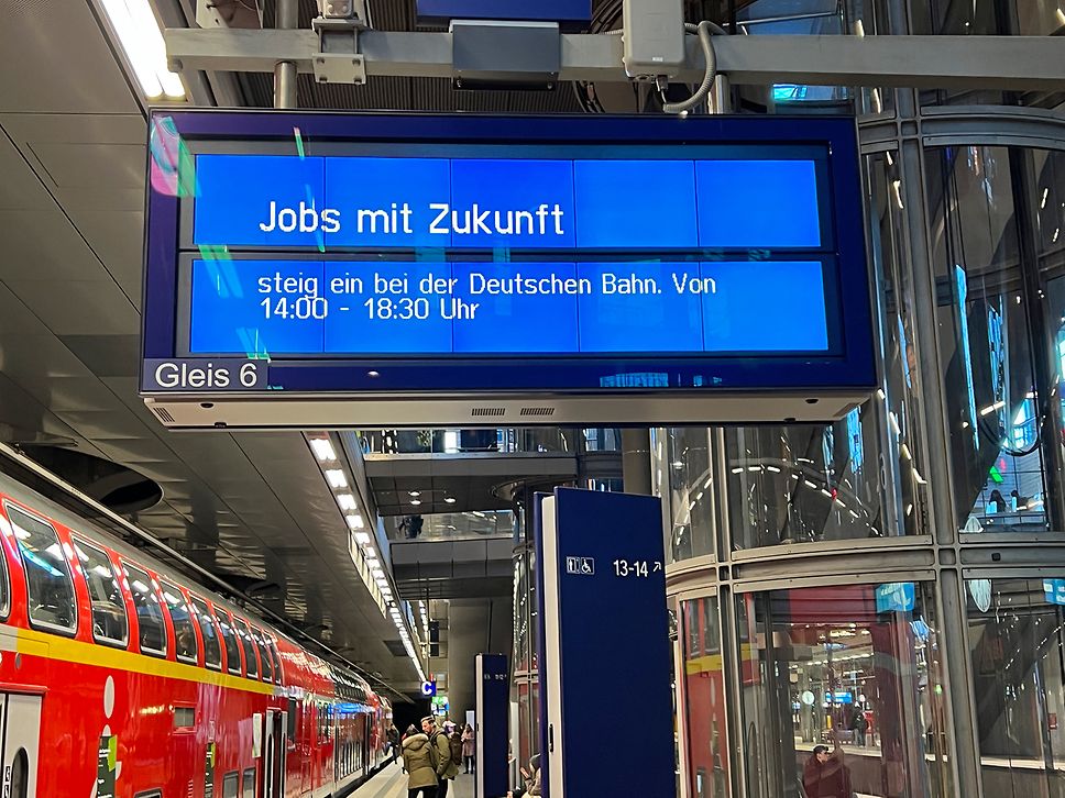 Event-Zug am Bahnsteig, Zugzielanzeiger mit dem Text "Jobs mit Zukunft"