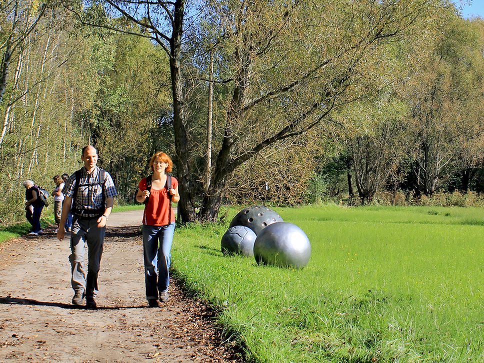 Zwei Wanderer auf dem Kunstwanderweg.