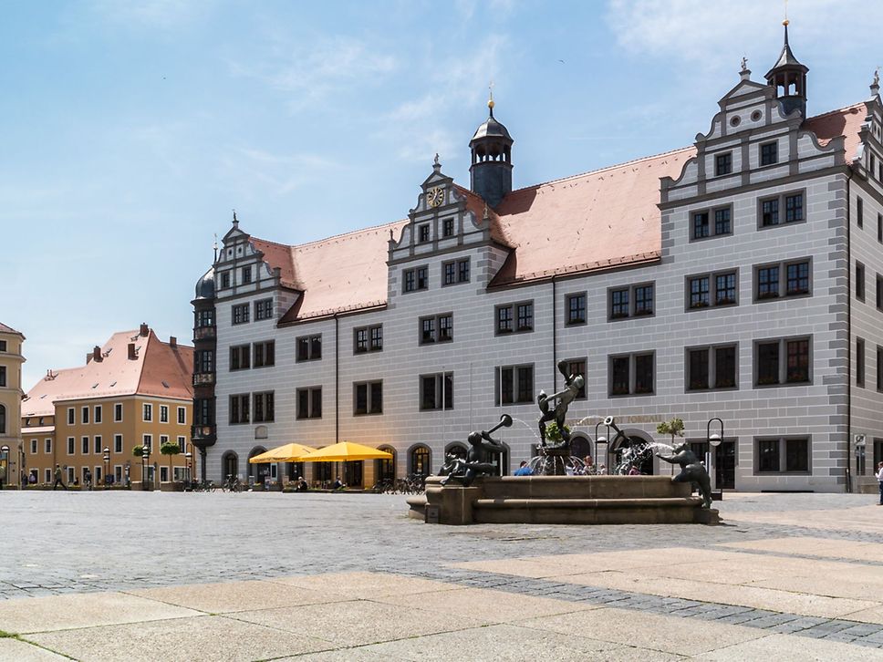 Marktplatz und Renaissance-Rathaus in Torgau.