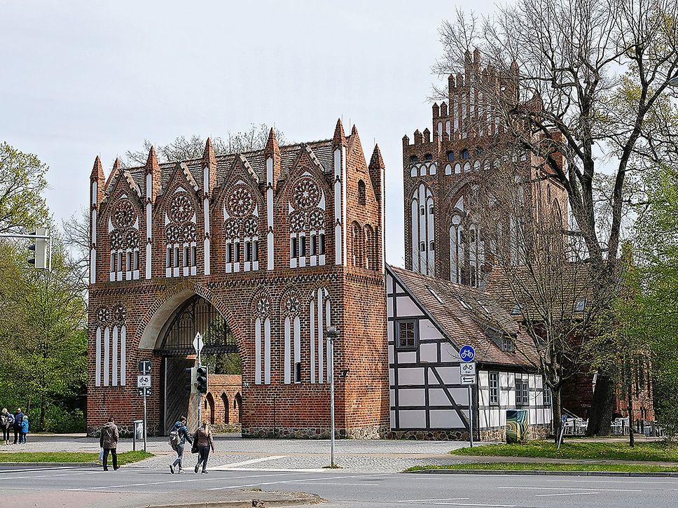 Blick auf das Treptower Tor und das Zollhaus Café in Neubrandenburg.