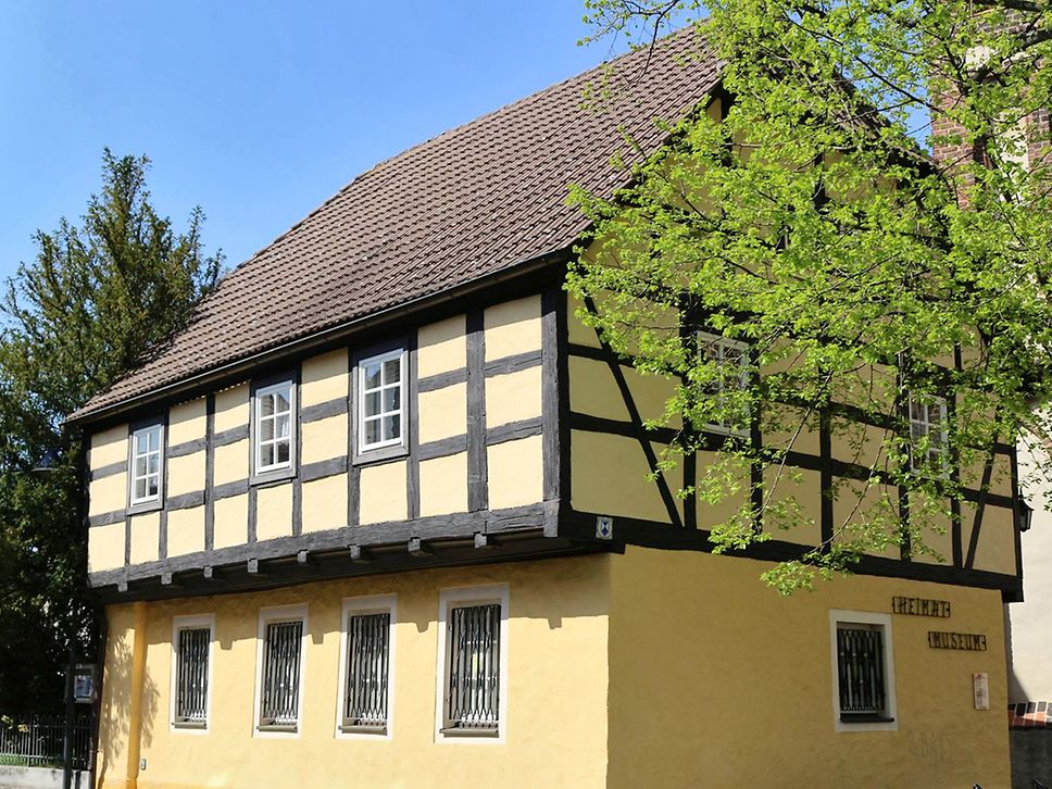Außenaufnahme des Heimatmuseums Calau, ein gelber Fachwerkbau.