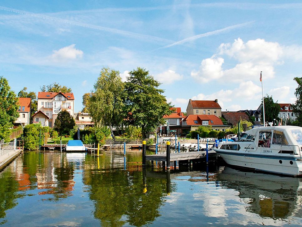 Im Teupitzer Hafen liegen Boote vor Anker.