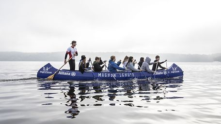 Ein Boot mit Kanuten auf dem Wasser.