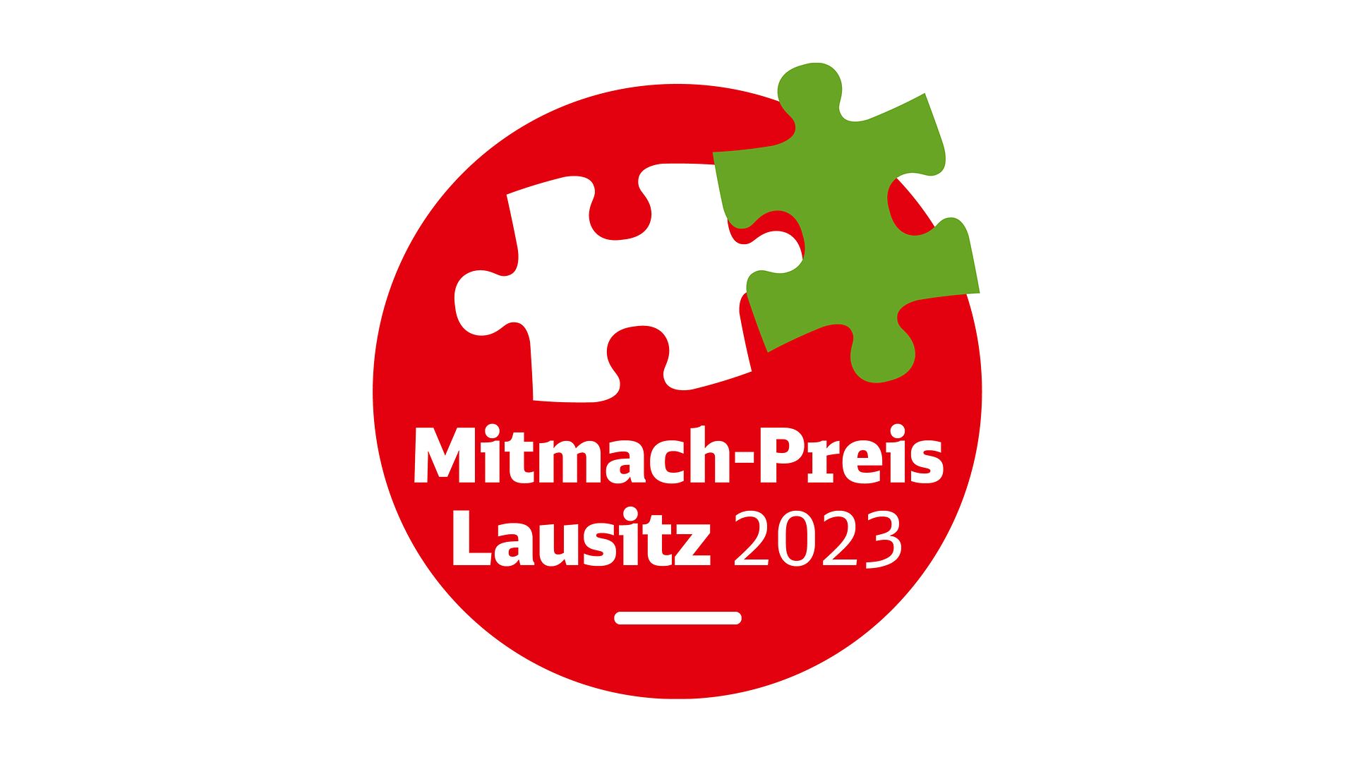 Aktionszeichen: Zwei Puzzleteile weiß und grün auf rotem Kreis mit Text "Mitmach-Preis Lausitz 2023 "