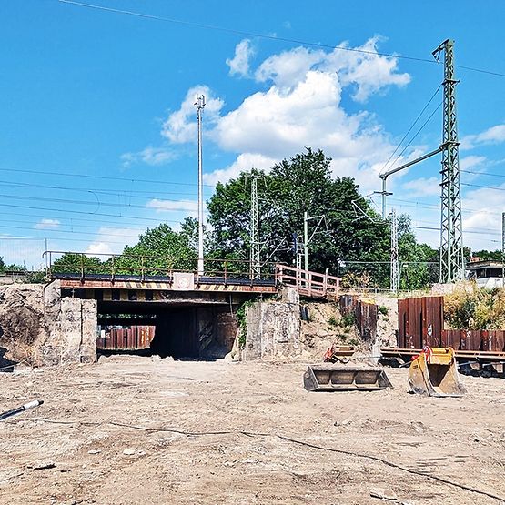 Blick auf die Bauarbeiten an der Eisenbahnüberführung am Bahnhof Königs Wusterhausen.