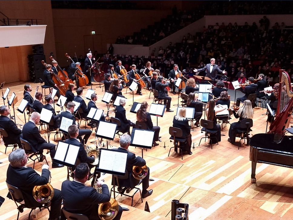 Das Europe Symphony Orchestra während eines Auftritts.