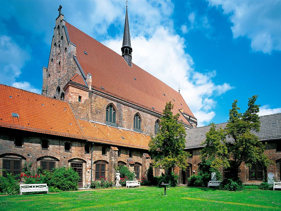 Blick in den Hof des Klosters zum Heiligen Kreuz.
