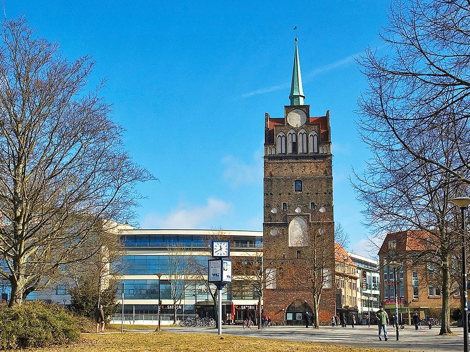 Blick auf das Kröpeliner Tor in Rostock.
