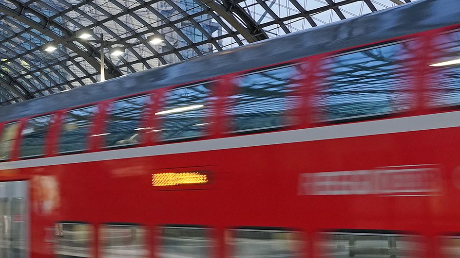 Berlin Hbf mit einfahrenden RE in den Abendstunden