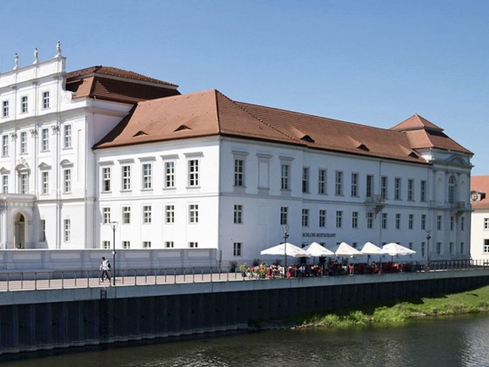 Außenaufnahme vom Schloss Oranienburg bei blauem Himmel.
