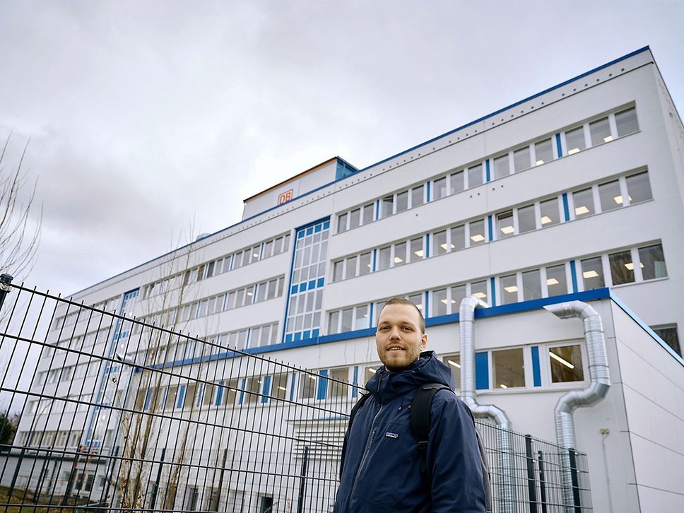 Lukas Landmann vor der Ausbildungswerkstatt der Deutschen Bahn.
