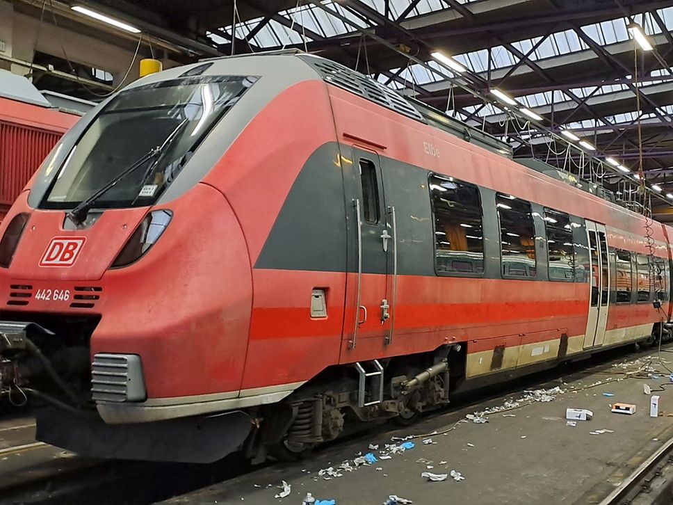 Ein Vorherbild vom Zug im Werk: von Piktogrammen befreit, die rote und schwarze Farbe ist verblasst.