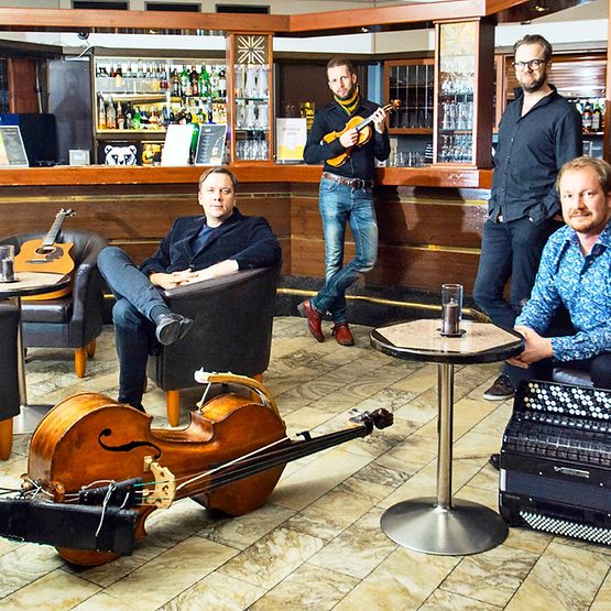 Gruppenfoto von Tjango aus Finnland, zu sehen sind vier Männer mit Instrumenten.