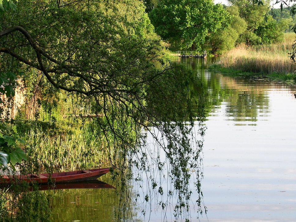 Landschaftsaufnahme mit Blick auf den Havelkanal, links ist ein Boot zu sehen.