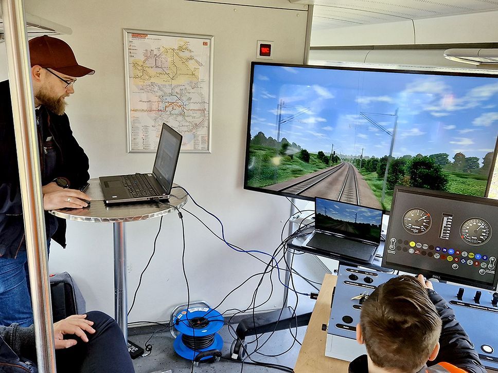 Ein Teilnehmer steuert per Zugsimulator einen Zug.