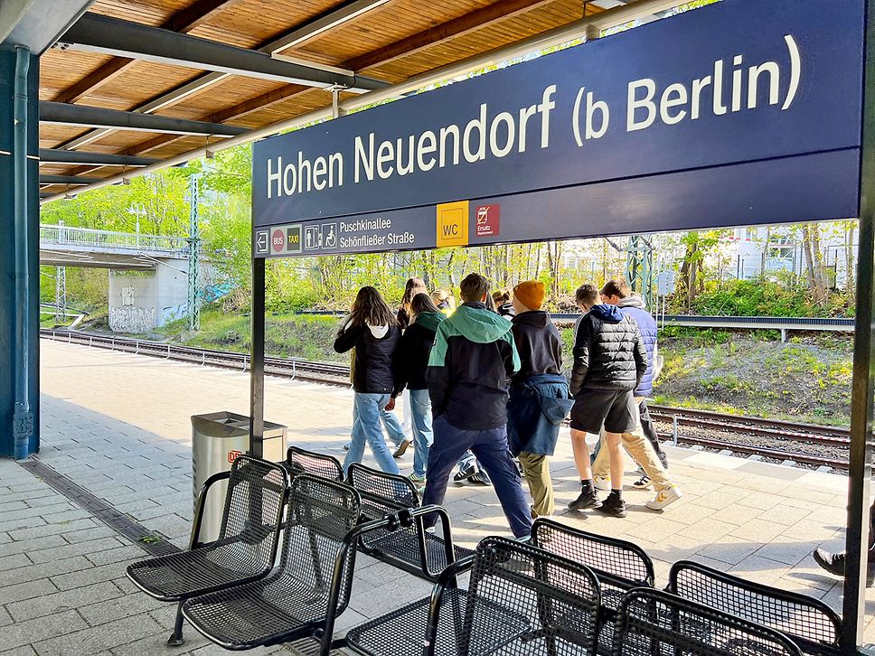 Eine Gruppe Schüler:innen am Bahnhof Hohen Neuendorf.