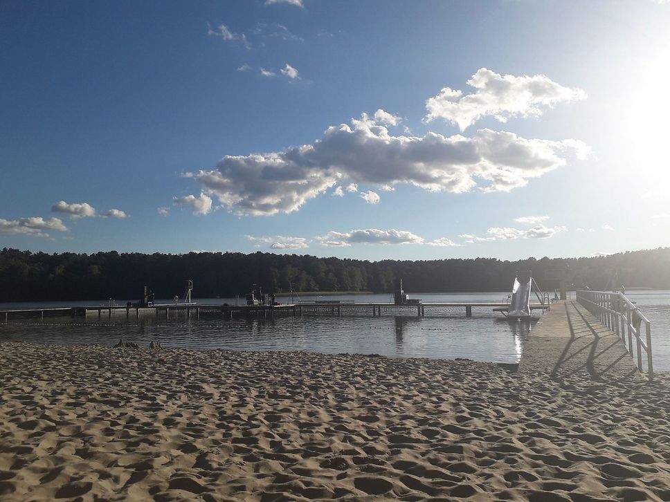 Blick auf die Badestelle am Strandbad Wukensee.