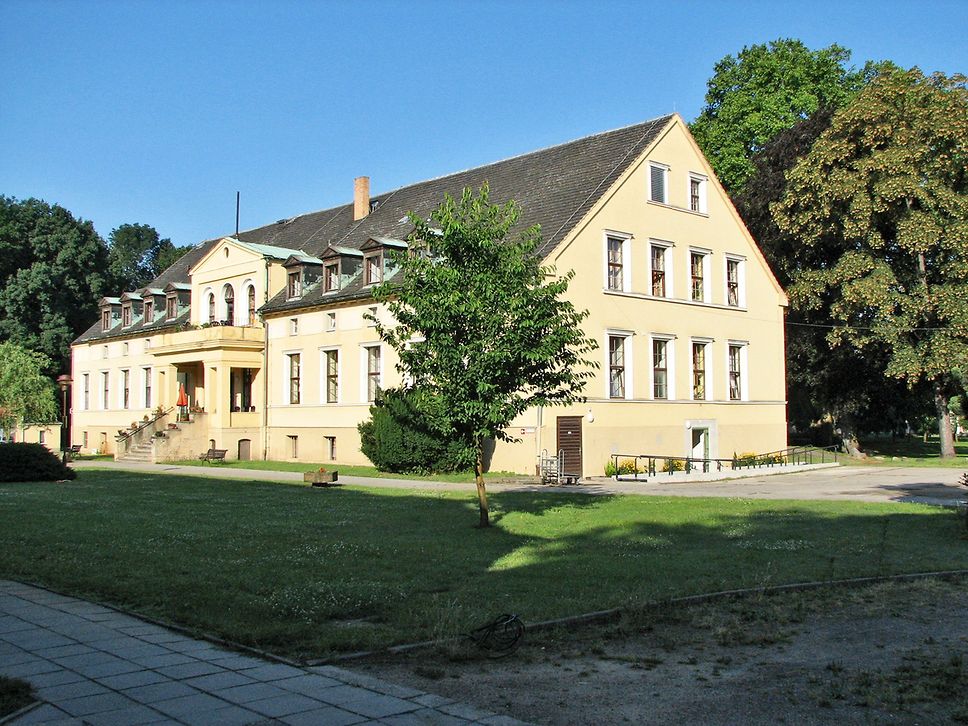 Aufnahme eines Herrenhauses im Grünen.