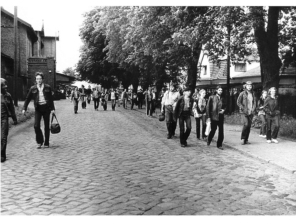 Schwarz-weiß-Aufnahme von Besucher:innen des Jazzfestivals.
