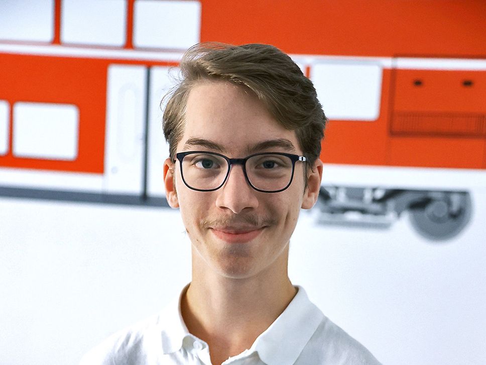 Porträt eines 18-jährigen Jungen. Er trägt Schnauzbart und Brille.