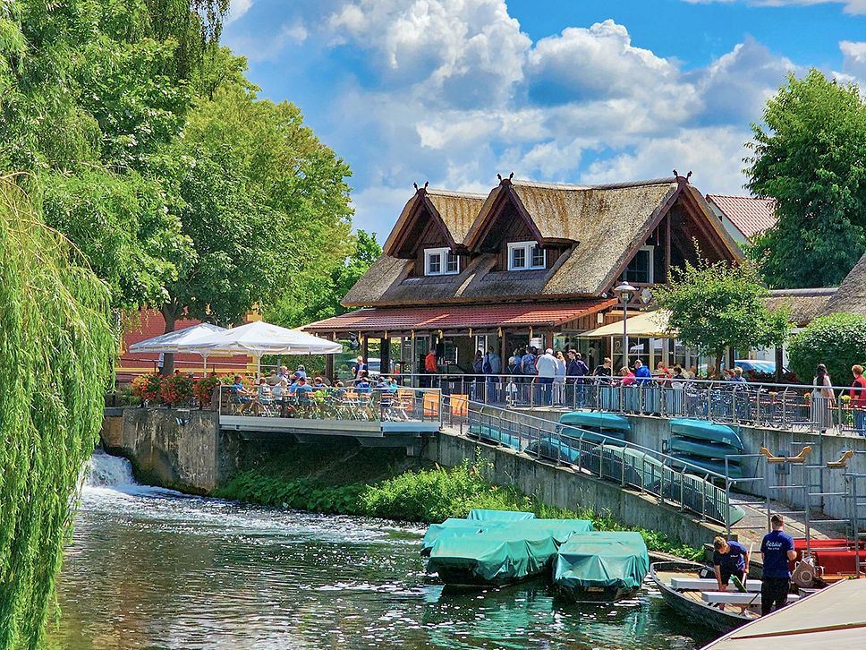 Blick auf das Terrassencafé im Spreehafen Burg.