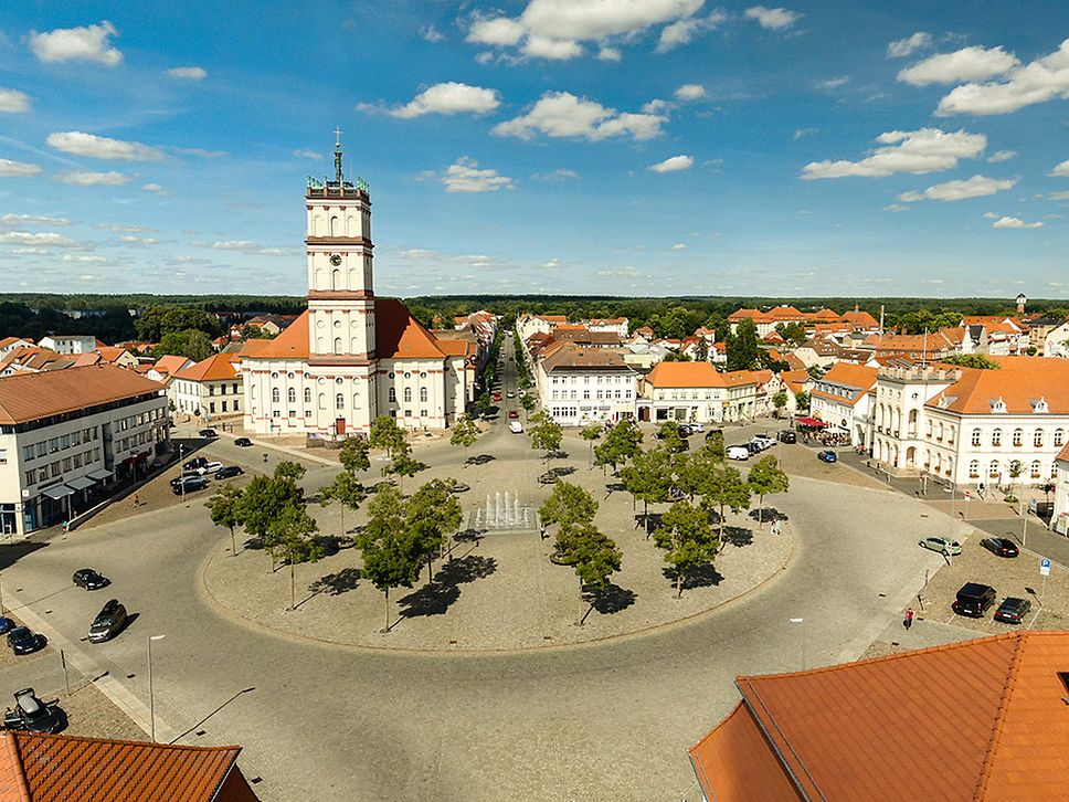 Vogelperspektive auf den Marktplatz Neustrelitz mit Stadtkirche.