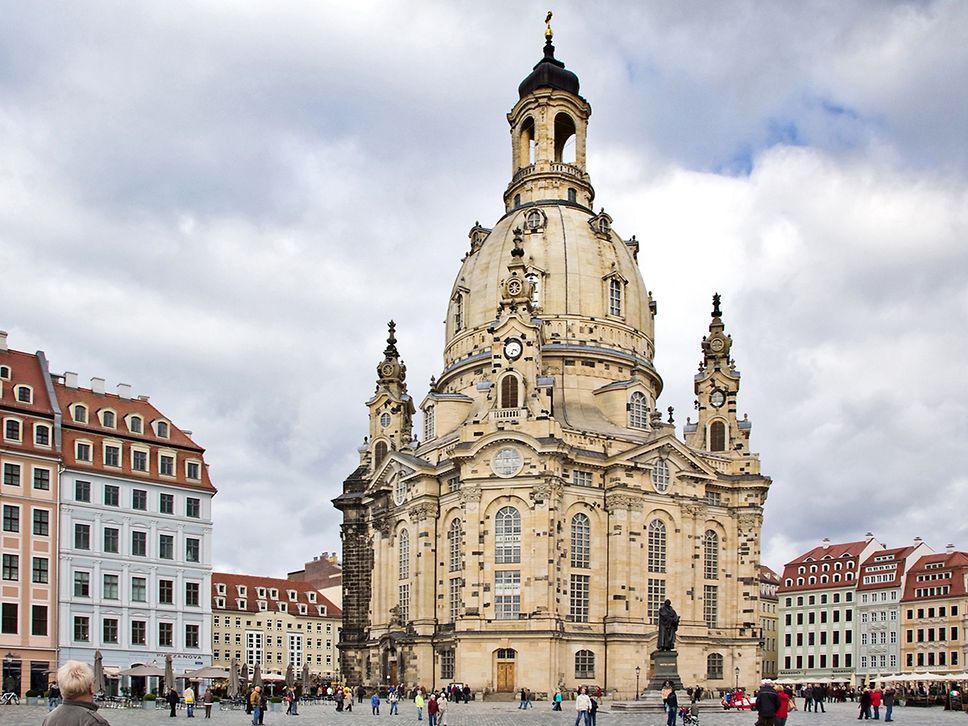 Blick auf die Frauenkirche in Dresden mit ihren Türmchen und Verzierungen.