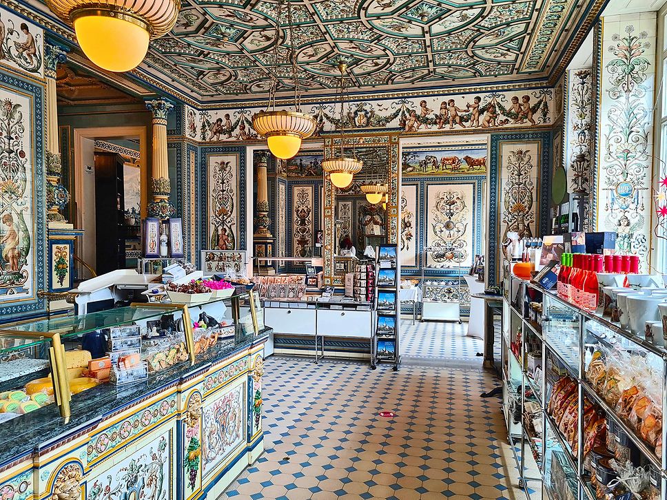 Blick in Pfunds Molkerei, der Milchladen ist von der Dresdner Steingutfabrik Villeroy & Boch gestaltet worden.