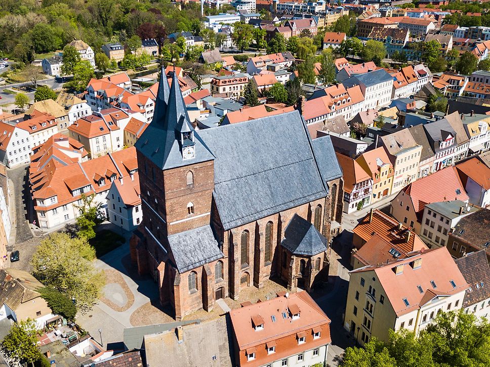 Luftaufnahme der Stadtkirche St. Peter und Paul in Delitzsch.
