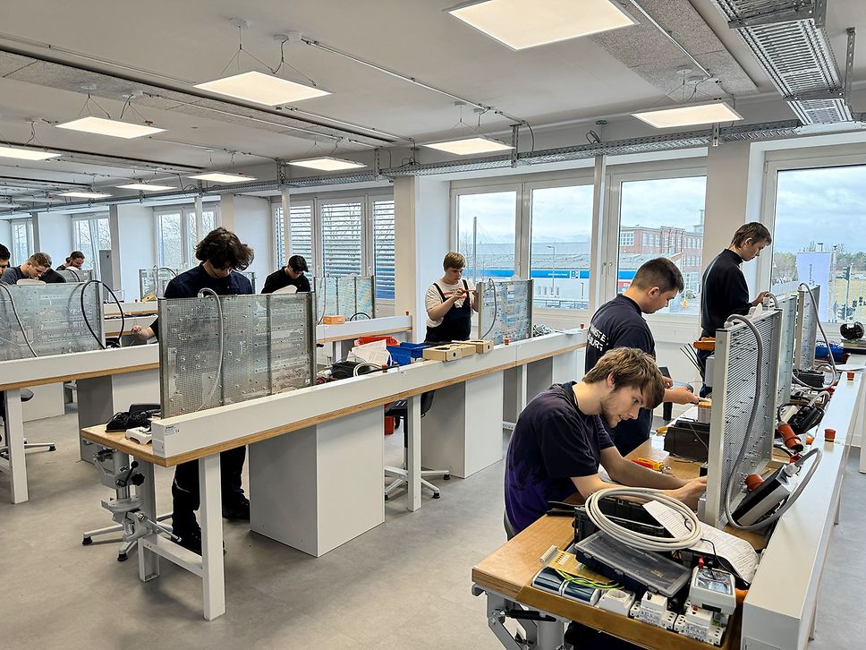 Blick in eine Ausbildungswerkstatt, junge Männer arbeiten konzentriert an ihren Plätzen.