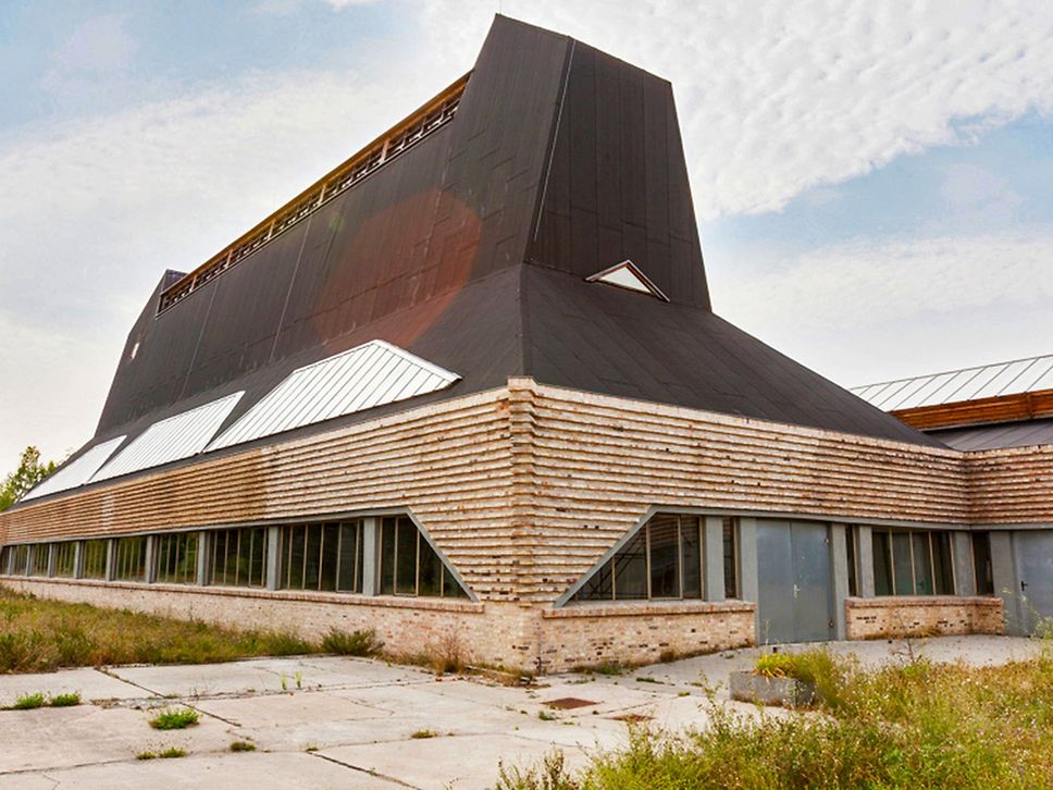 Aufnahme der ehemaligen Hutfabrik Luckenwalde, die in ihrer Architektur an einen Hut erinnert.