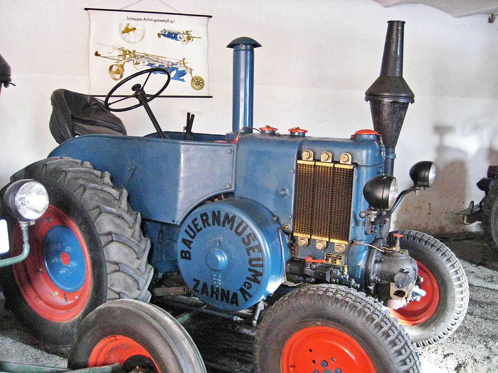 Foto eines alten blauen Traktors.