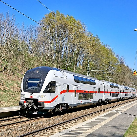Ein Intercity unterwegs auf freier Strecke.