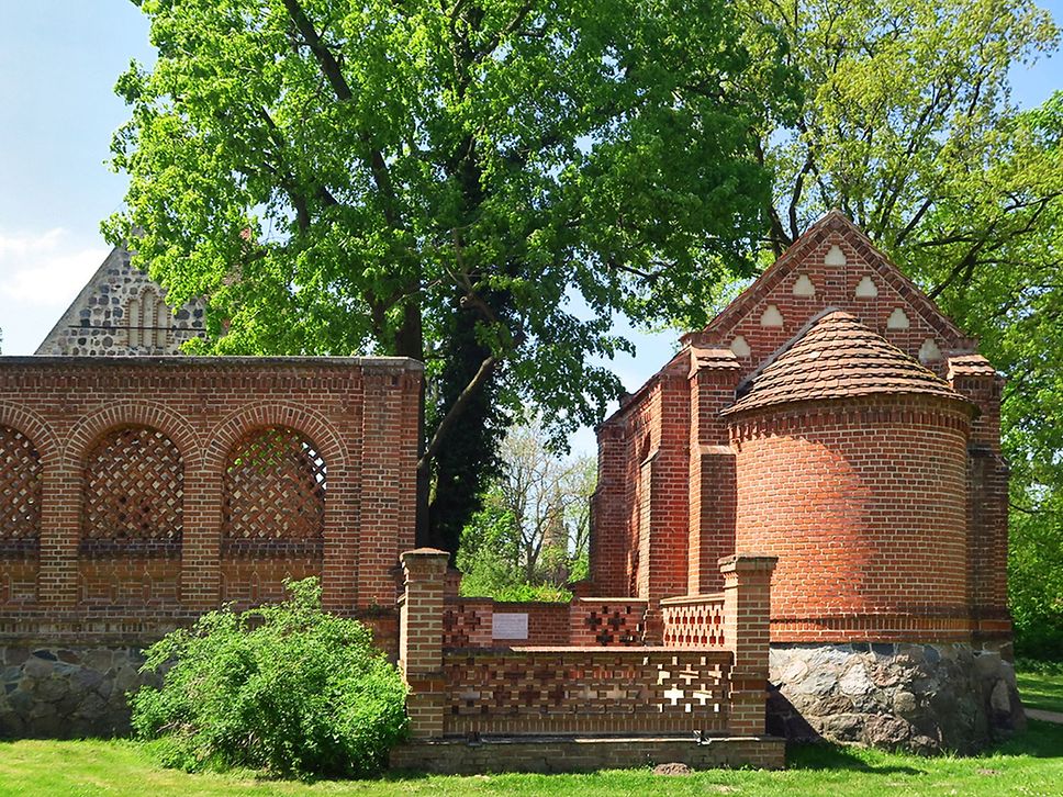 Blick auf eine nach italienischem Vorbild gestaltete Friedhofsanlage aus rotem Backstein.