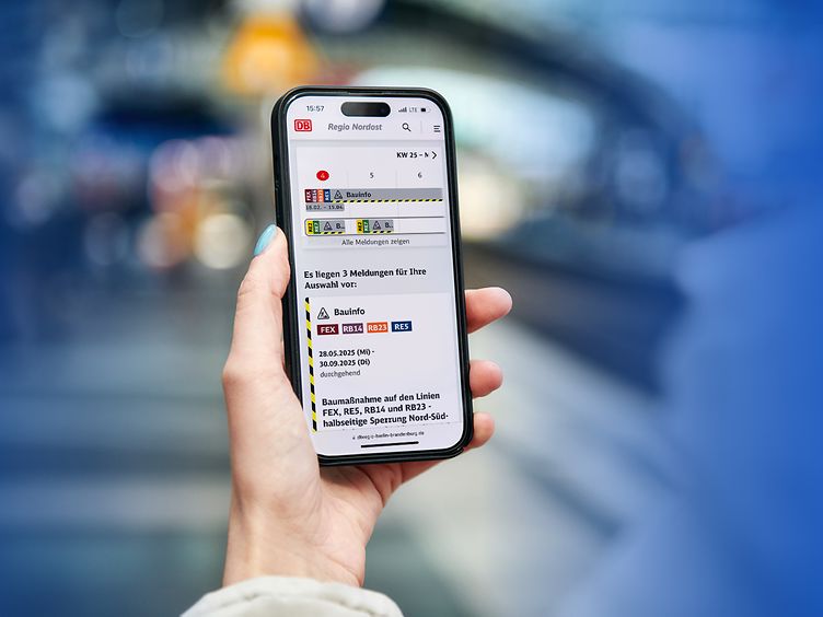 Gezeigt wird ein Handyscreen mit der DB Regio Verkehrsinfo vor blauem Hintergrund.