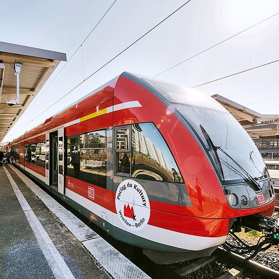 Der Kulturzug steht an einem Bahnsteig.