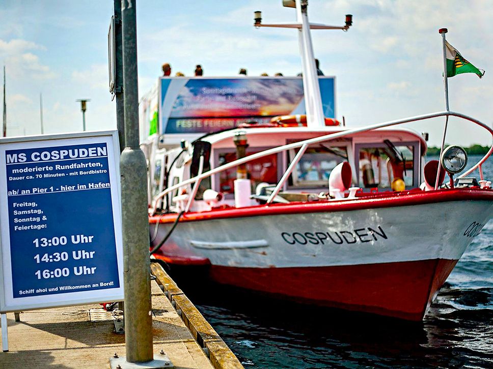 Die MS Cospuden liegt vor Anker.