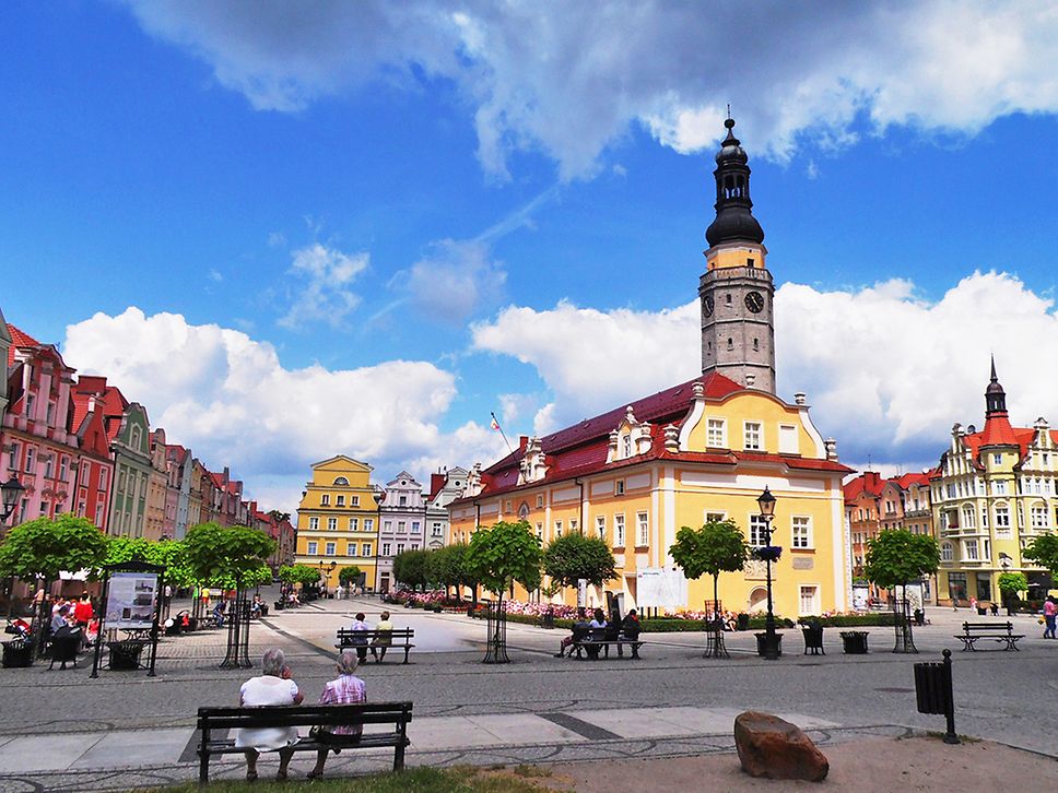 Von Bürherhäusern umringtes historisches Rathaus im Stadtkern von Bunzlau.