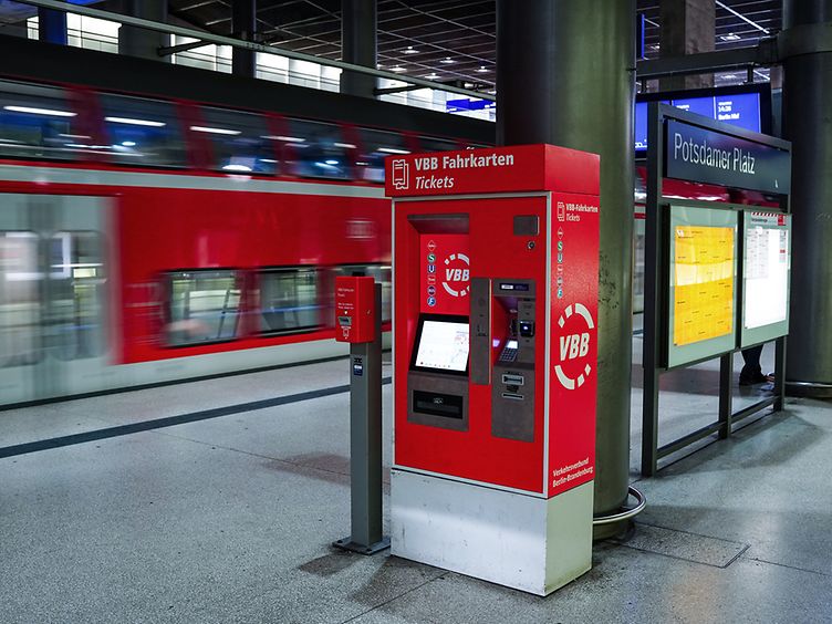 Ein roter Fahrkartenautomat des VBB am Bahnhof Potsdamer Platz