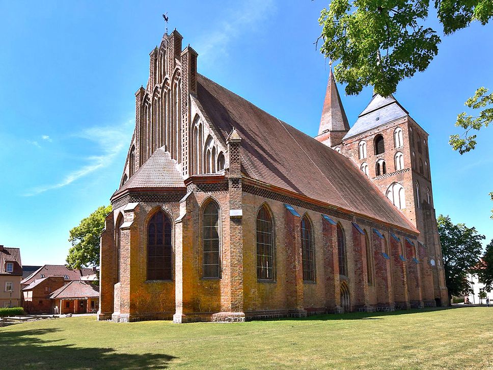Außenansicht St. Marien-Kirche Gransee, Blick von hinte auf das Kirchenschiff