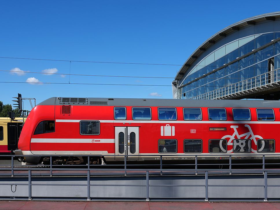 Der Flughafenexpress FEX bei der Einfahrt in den Berliner Hbf