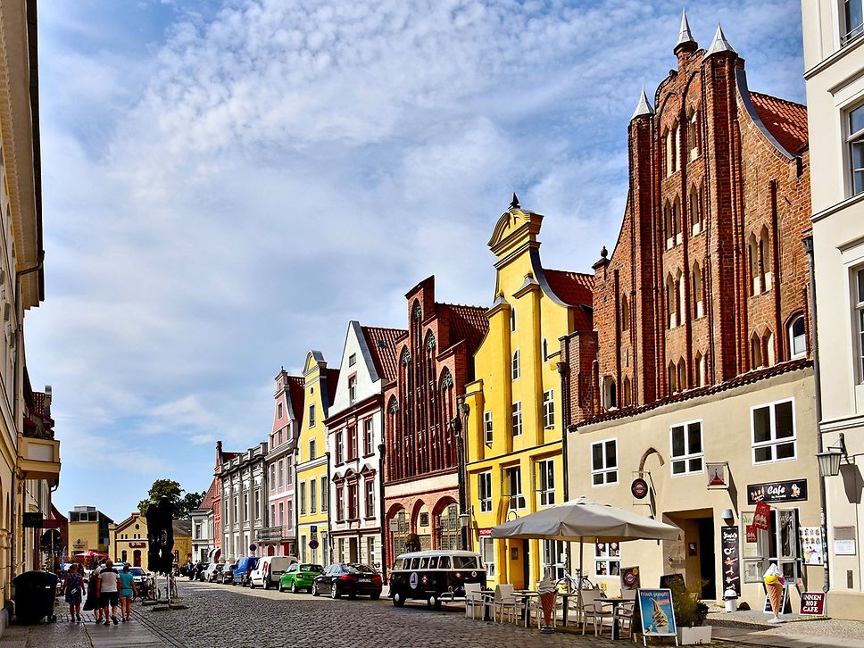 Blick in eine Straße mit alten Giebelhäusern.