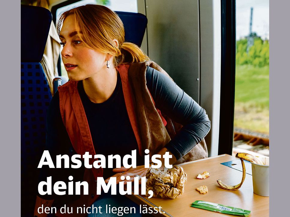 Plakat der neuen Kampagne von DB Regio Nordost, zu sehen ist eine junge Frau im Zug, auf ihrem Tisch liegt Müll.