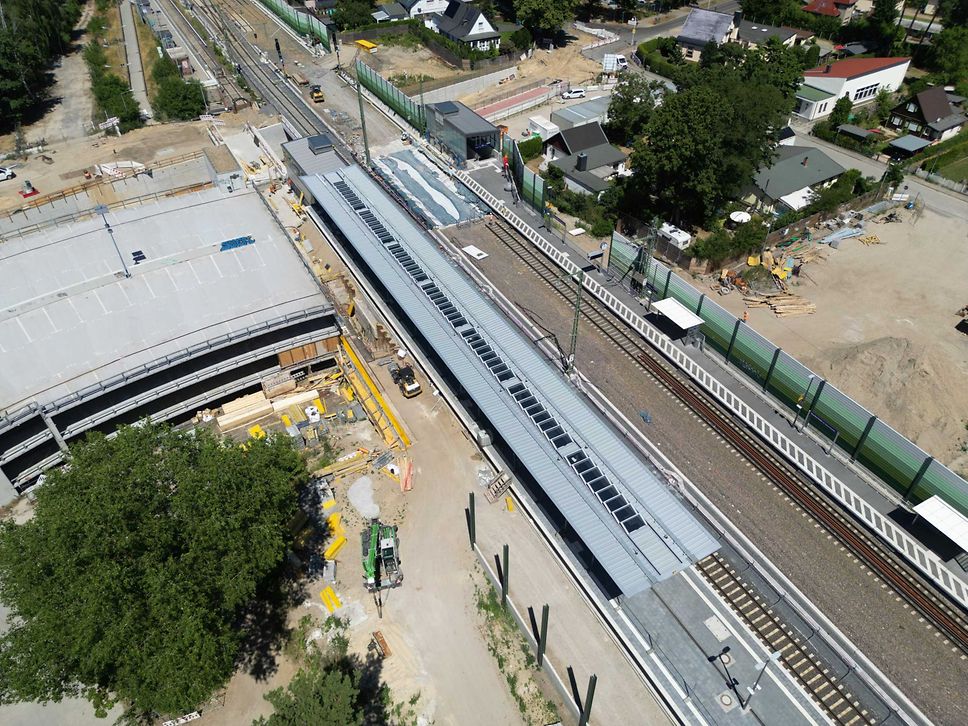 Luftbild des umgebauten Bahnsteigs in Blankenfelde.