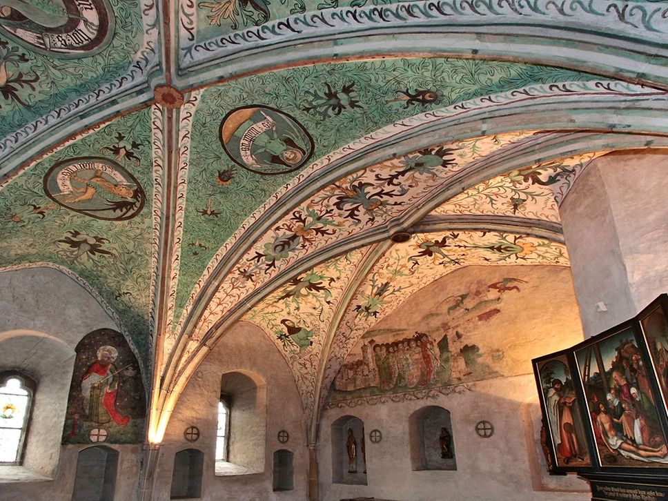 Blick in die Kapelle der Nikolaikirche Jüterbog mit Tetzelkasten und malerischem Gewölbe.